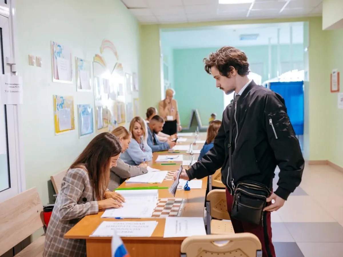 На избирательных участках в Тюменской области встречаются люди разных поколений