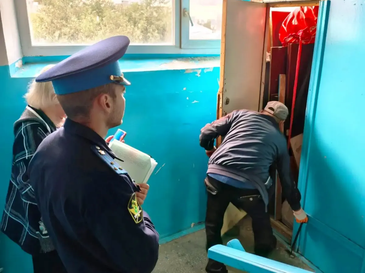 В Тюмени демонтировали незаконные кладовки на лестничных клетках дома