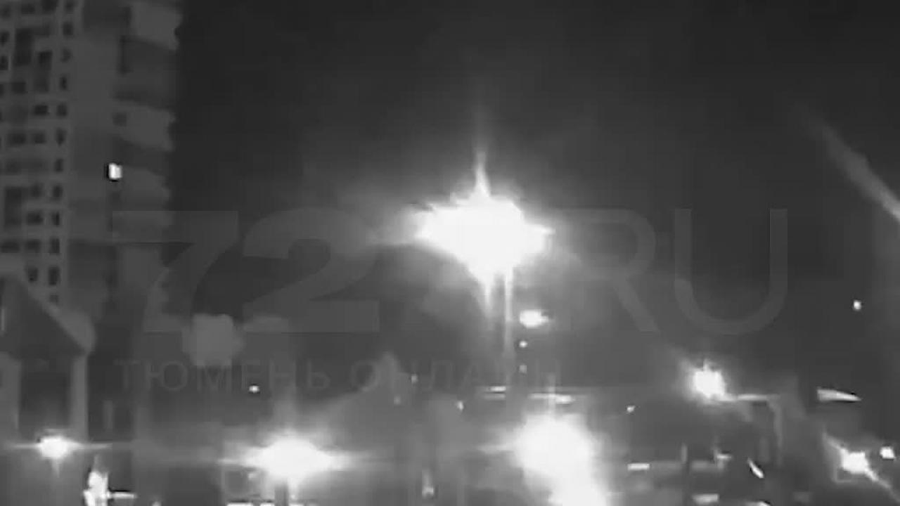 Над Тюменью заметили яркую зеленую вспышку в небе