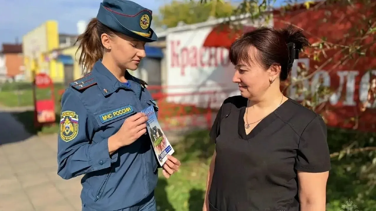 В Омутинском округе жителям вручили более тысячи памяток по пожарной безопасности