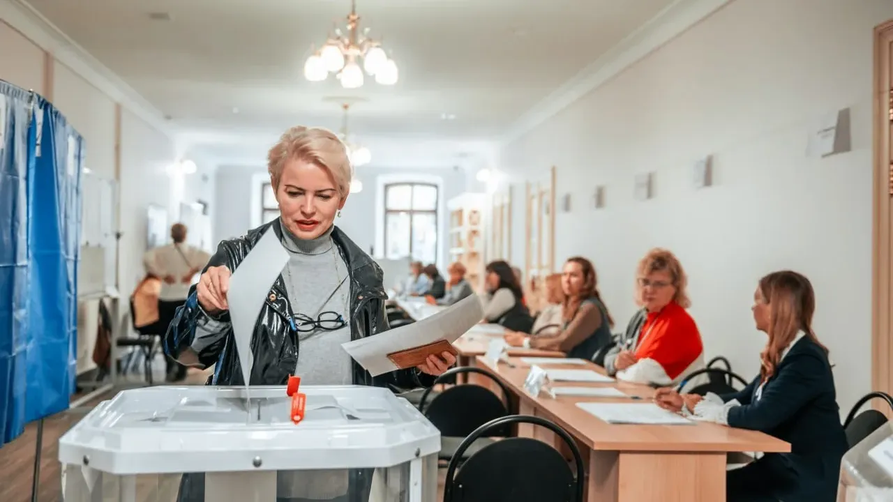 На избирательных участках в Тюменской области встречаются люди разных поколений