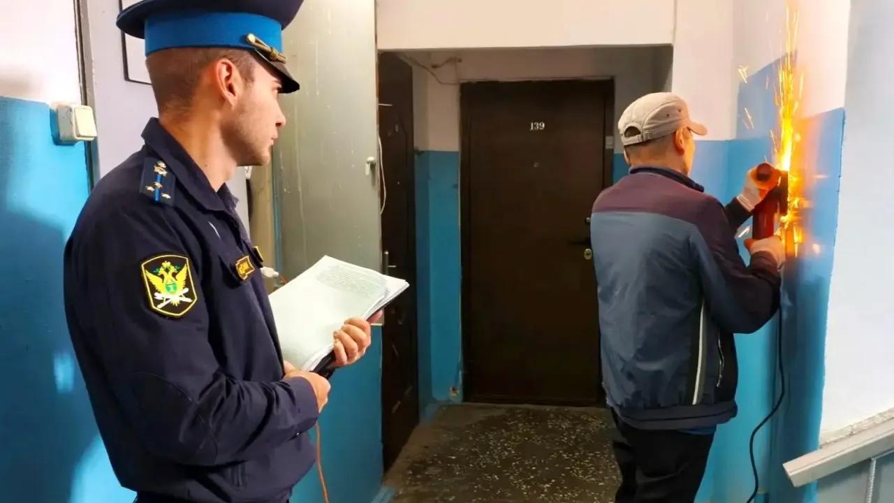 В Тюмени демонтировали незаконные кладовки на лестничных клетках дома