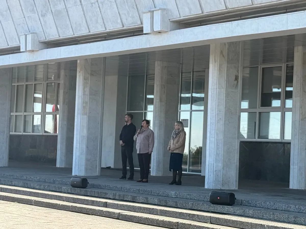 В УлГПУ прошла церемония поднятия флагов и исполнения гимна