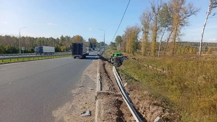 В Ковровском районе на трассе М-7 опрокинулся большегруз — Владимир Сейчас