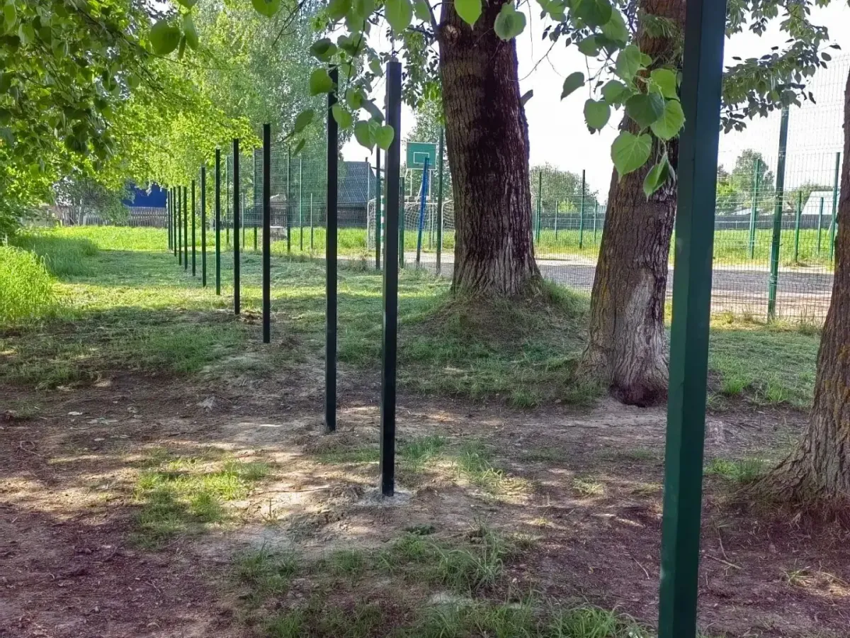 В селе Фоминки по требованию прокуратуры установили новое ограждение школы