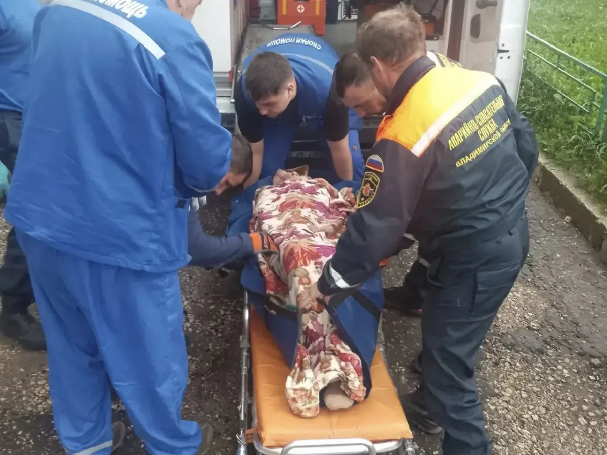Владимирские спасатели помогли врачам скорой помощи транспортировать тяжелобольного