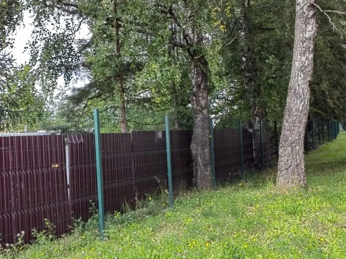 В селе Фоминки по требованию прокуратуры установили новое ограждение школы