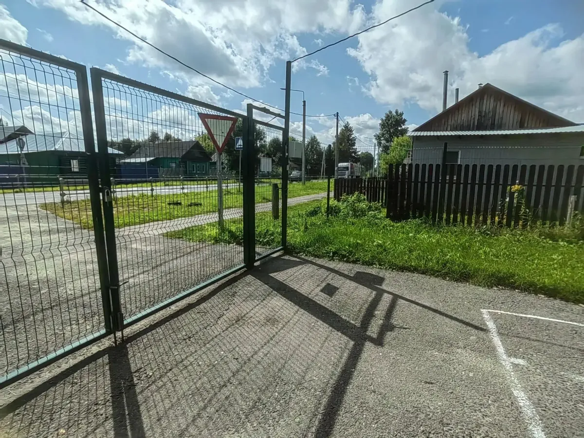 В селе Фоминки по требованию прокуратуры установили новое ограждение школы