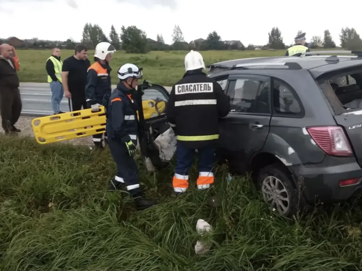 Спасатели деблокировали водителя Lifan после ДТП в районе поворота на Богослово