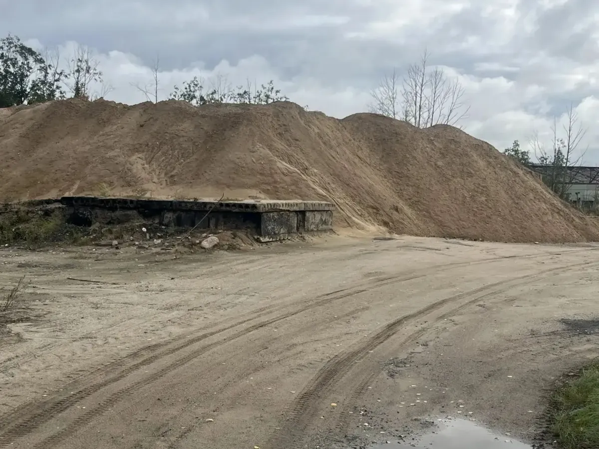 Прокуратура требует привести в порядок площадку для хранения пескосоляной смеси в Зеленоборском