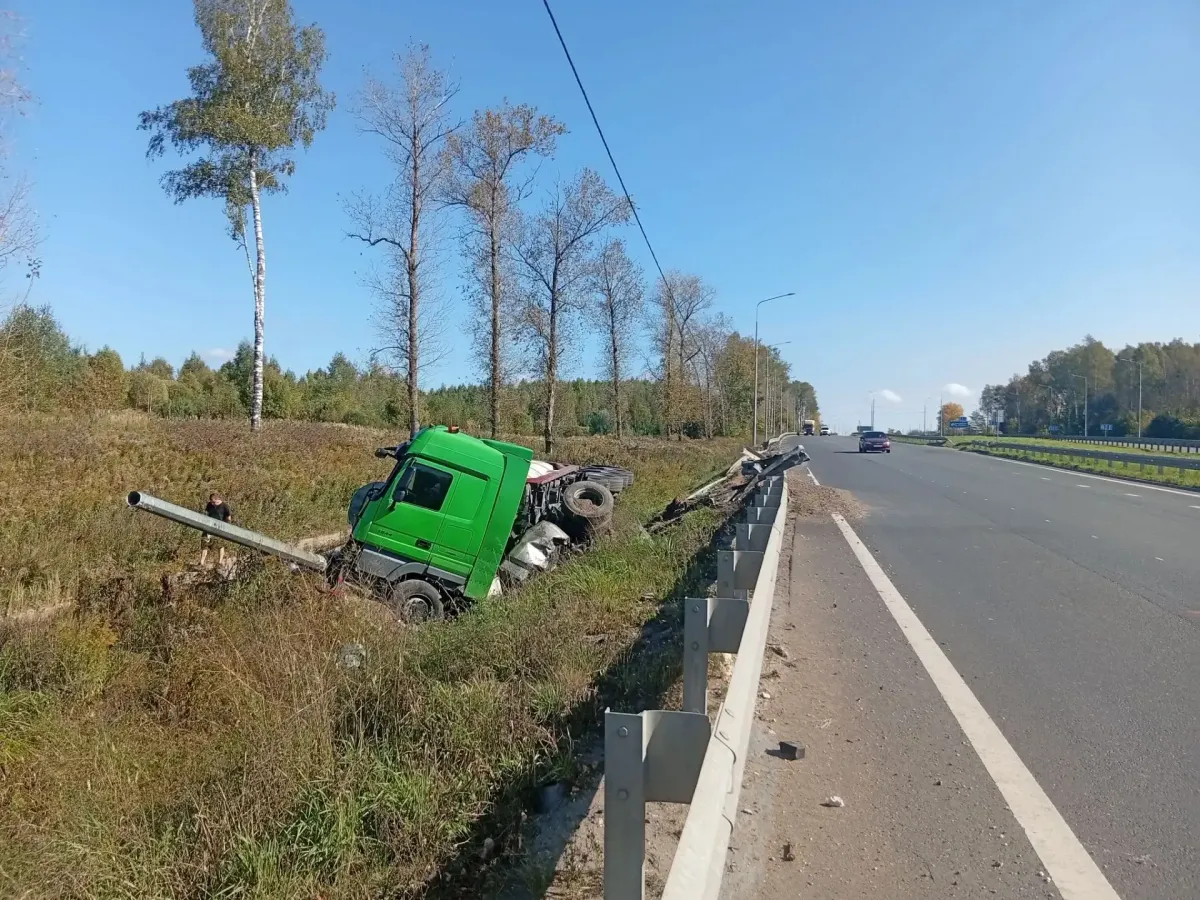 В Ковровском районе на трассе М-7 опрокинулся большегруз