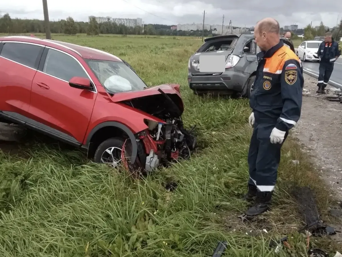 Спасатели деблокировали водителя Lifan после ДТП в районе поворота на Богослово