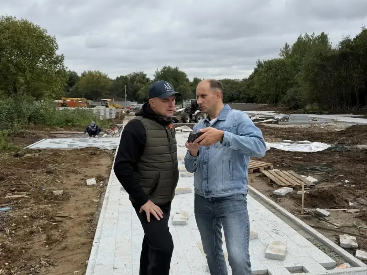 На благоустройстве паркового пространства рядом с ДДюТ идут работы
