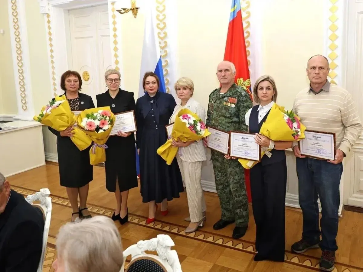 Во Владимирской области наградили педагогов и вручили жетоны семьям погибших героев