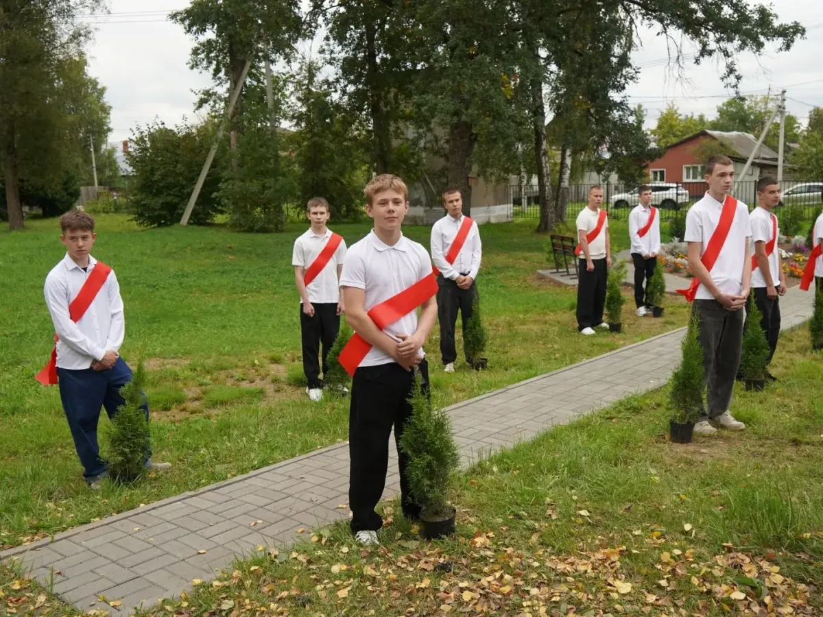 В школе № 2 города Покрова заложили аллею в память о жертвах Беслана