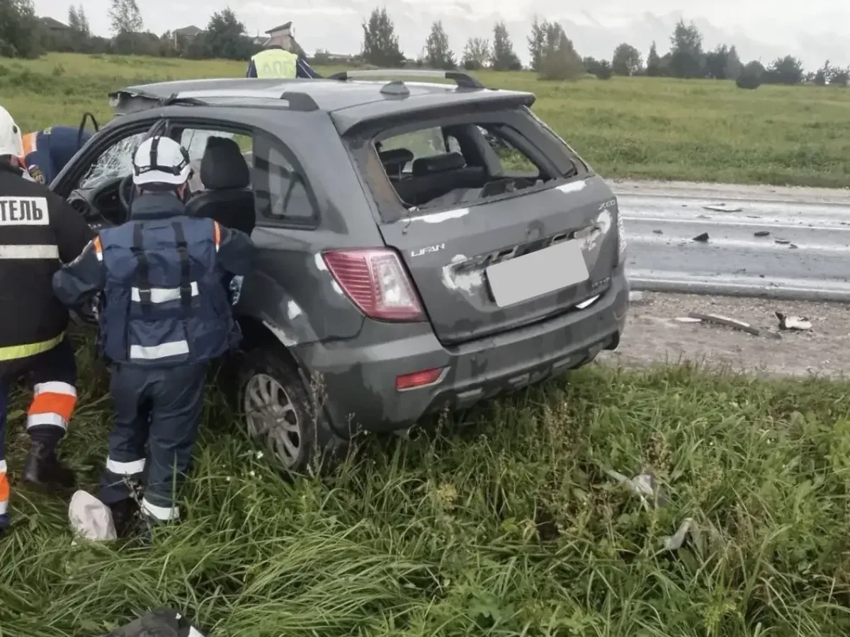 Спасатели деблокировали водителя Lifan после ДТП в районе поворота на Богослово