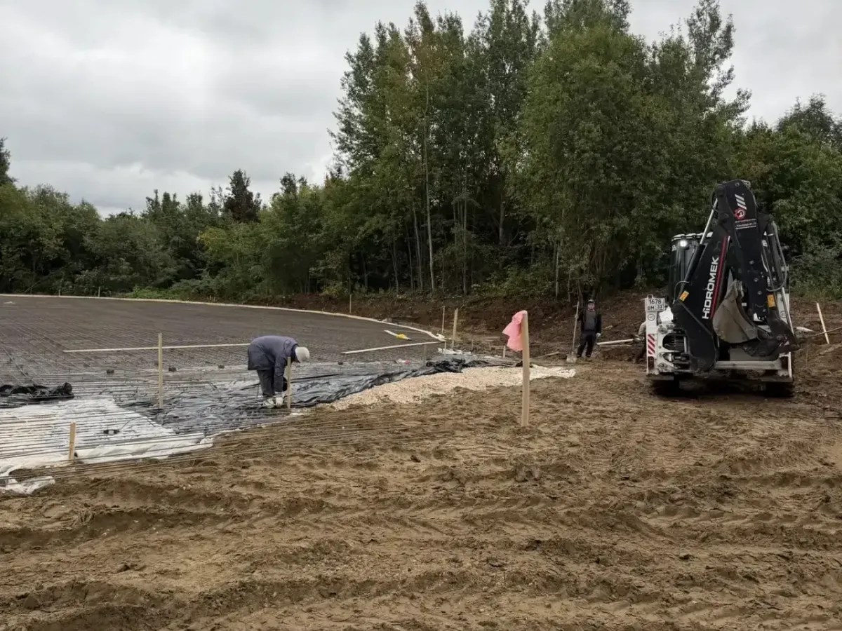 На благоустройстве паркового пространства рядом с ДДюТ идут работы