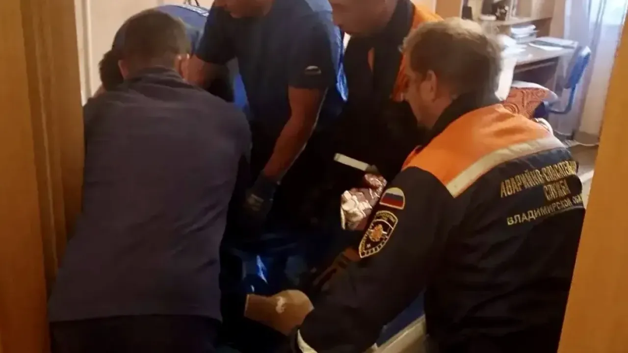 Владимирские спасатели помогли врачам скорой помощи транспортировать тяжелобольного — Владимир Сейчас