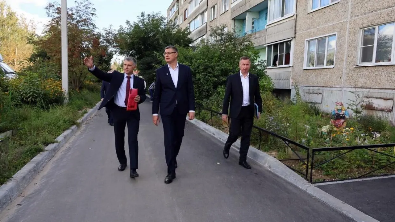 В Гусь-Хрустальном продолжаются благоустройство дворов и работы на городском озере — Владимир Сейчас