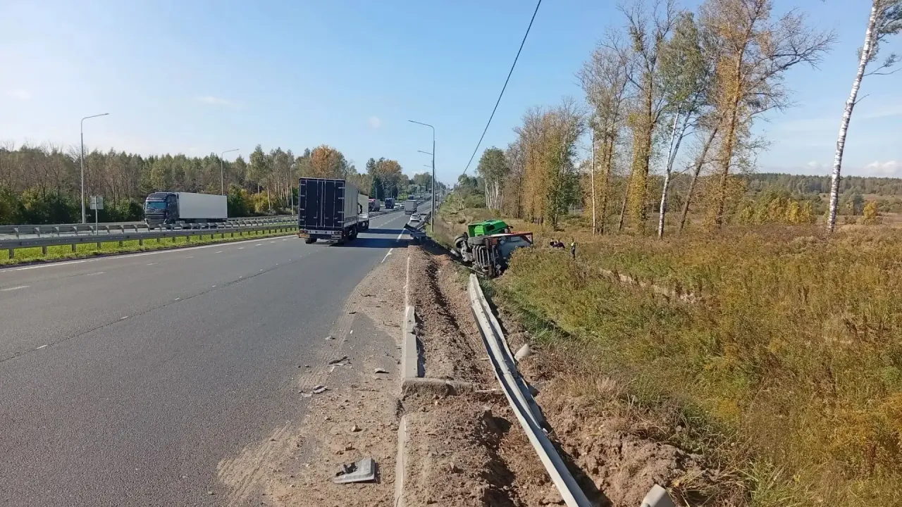 В Ковровском районе на трассе М-7 опрокинулся большегруз — Владимир Сейчас