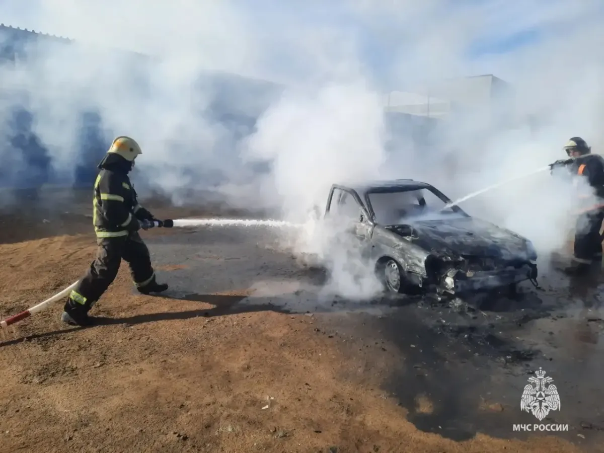 В Советском районе Волгограда ликвидировали пожар в автомобиле «Лада Приора»
