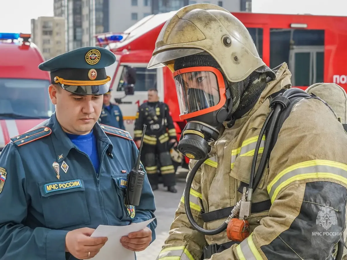 В Волгограде пожарные и спасатели состязались в подъеме на высотное здание