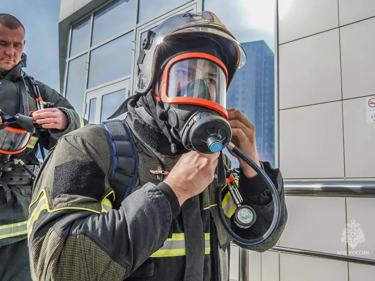 В Волгограде пожарные и спасатели состязались в подъеме на высотное здание