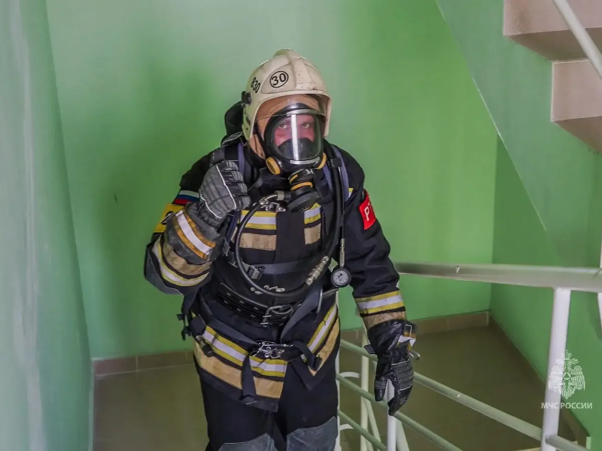 В Волгограде пожарные и спасатели состязались в подъеме на высотное здание