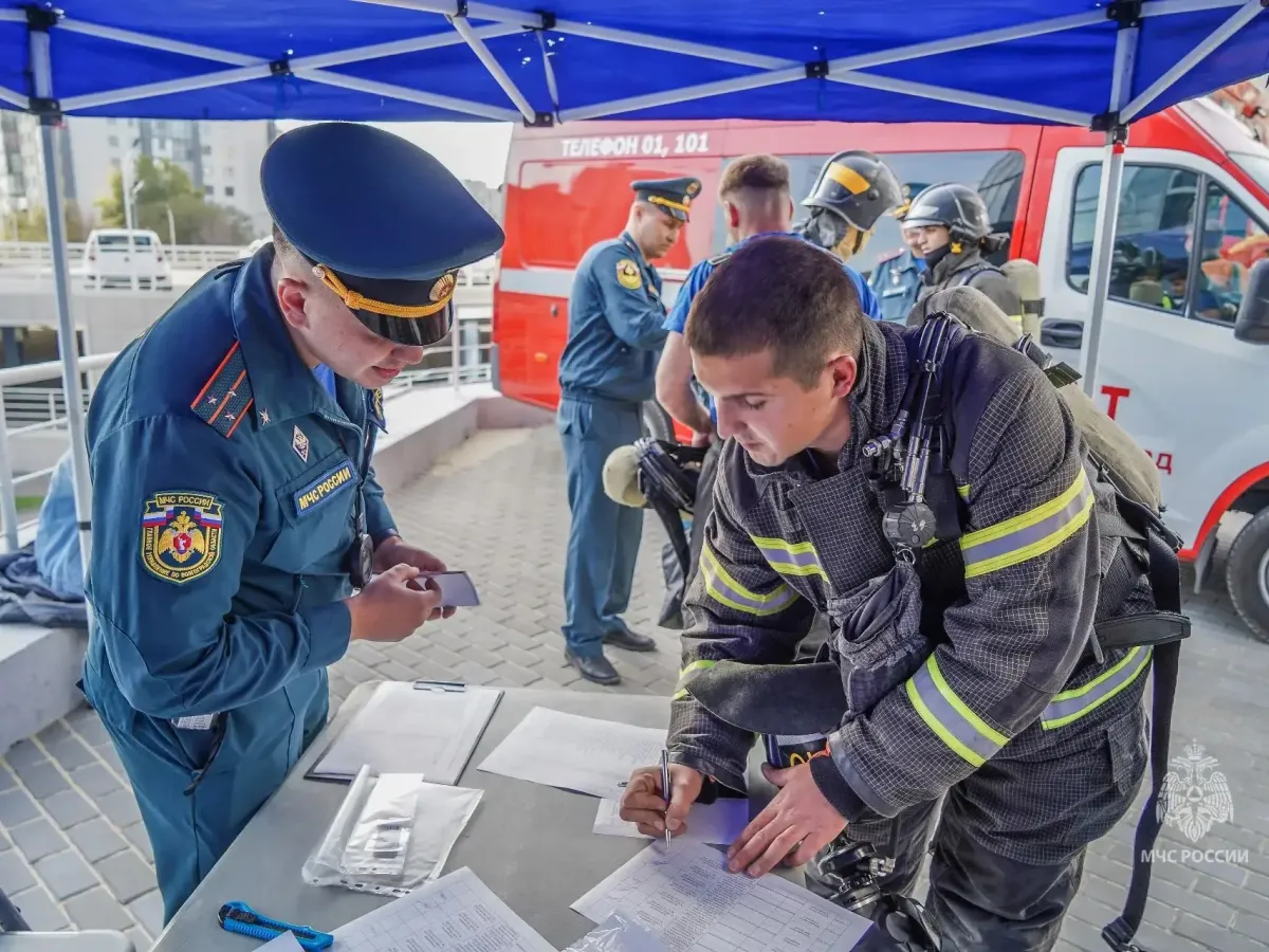 В Волгограде пожарные и спасатели состязались в подъеме на высотное здание