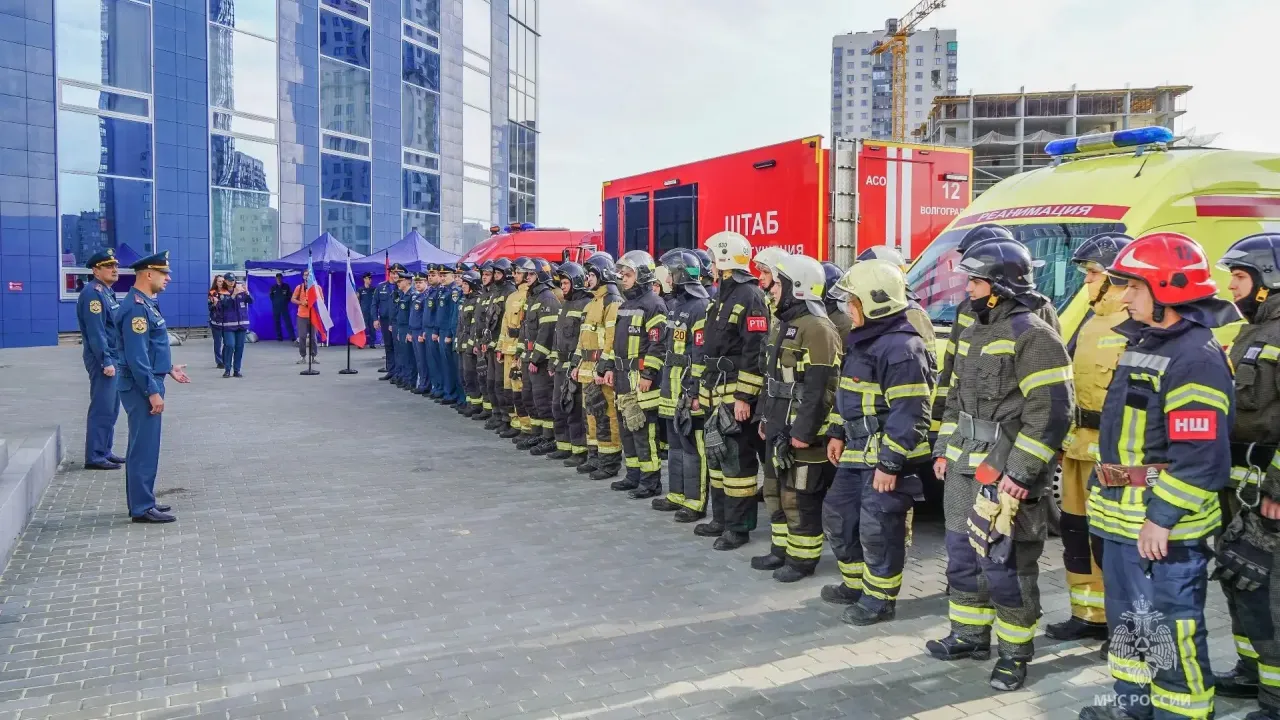 В Волгограде пожарные и спасатели состязались в подъеме на высотное здание — Волгоград Сейчас