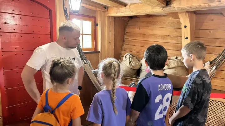 Для многодетных семей и пенсионеров Воронежа организовали экскурсию на корабль-музей «Гото Предестинация» — Воронеж Сейчас
