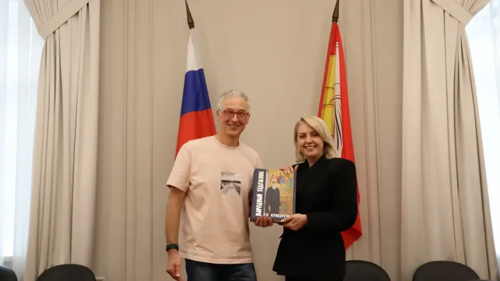 Министру культуры Воронежской области передали книгу о художнике Василии Криворучко — Воронеж Сейчас